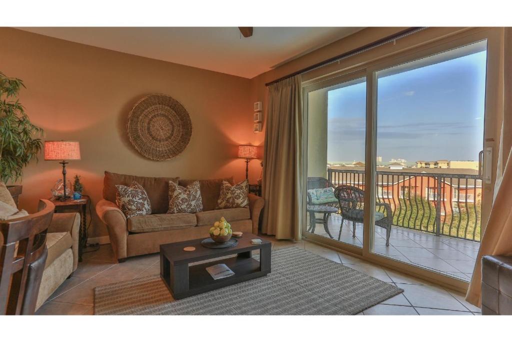 Beach Resort 507 - Great Views Beautiful Decor Zero Entry Pool的休息区