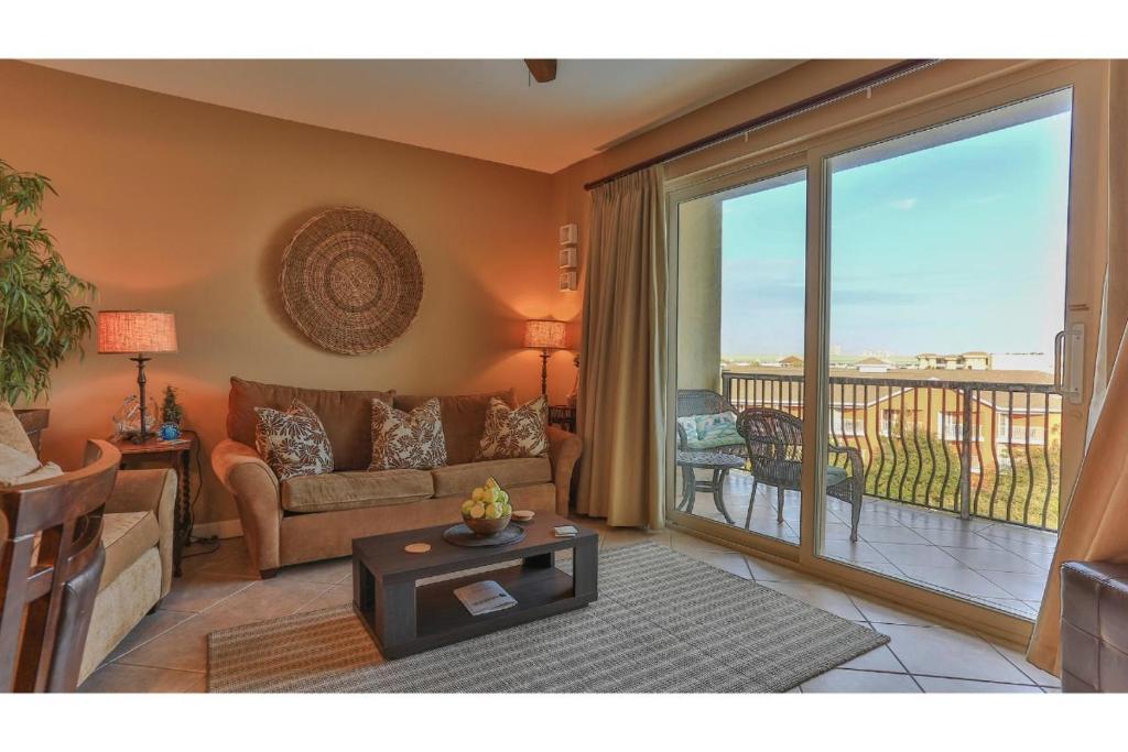 Beach Resort 507 - Great Views Beautiful Decor Zero Entry Pool的阳台或露台