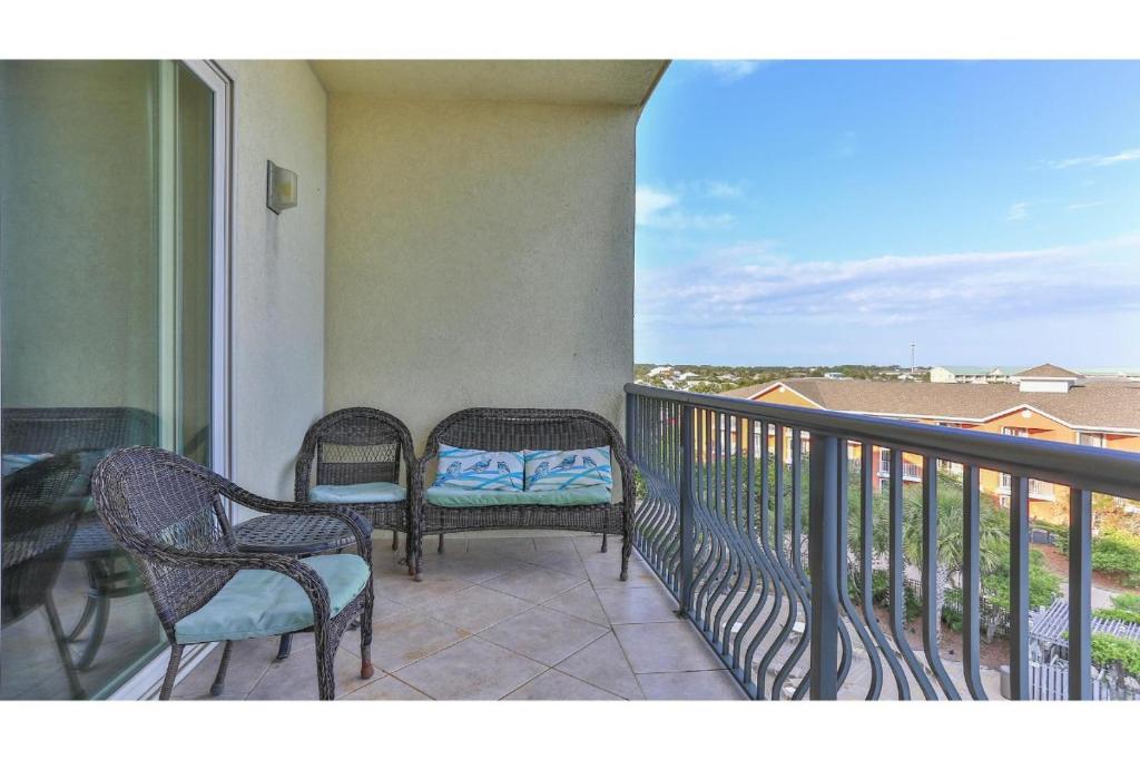 Beach Resort 507 - Great Views Beautiful Decor Zero Entry Pool的阳台或露台