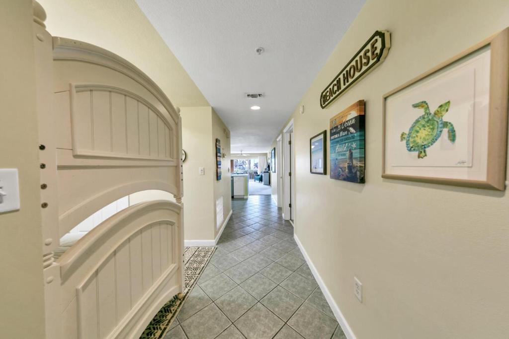 德斯坦Amalfi Coast 113B - Steps from the Beach 2BD 2BA的走廊上设有拱门的房屋