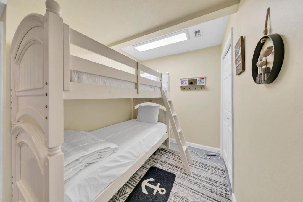 德斯坦Amalfi Coast 113B - Steps from the Beach 2BD 2BA的带梯子的客房内的双层床