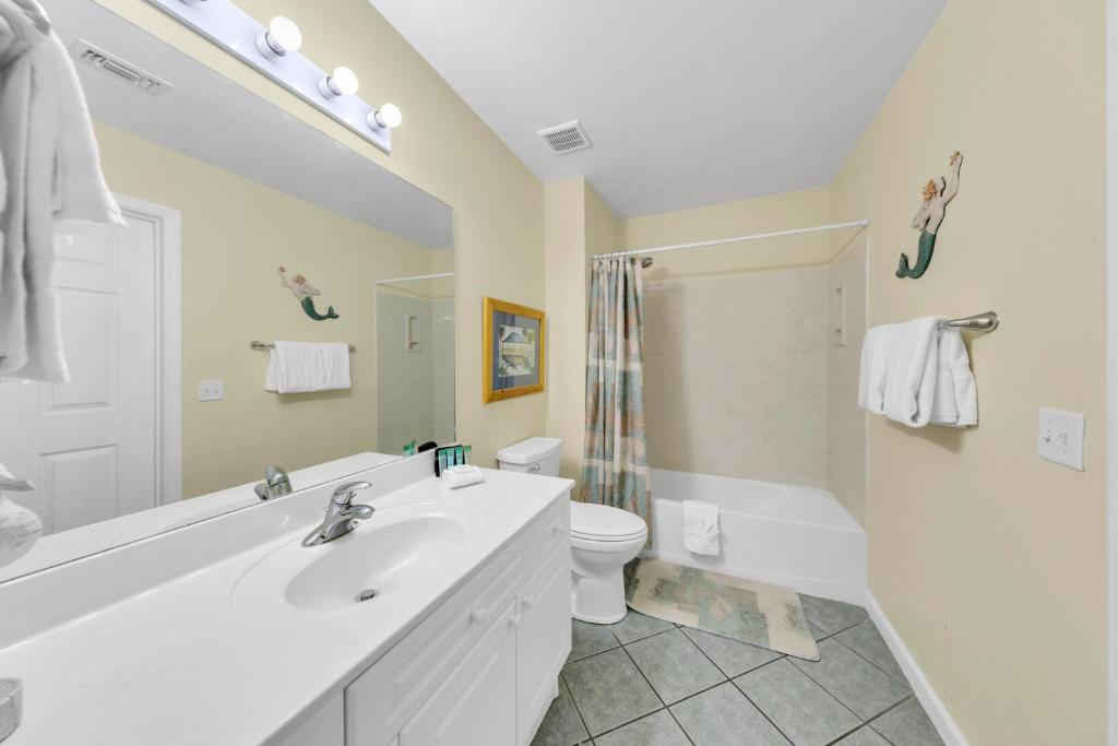 德斯坦Amalfi Coast 113B - Steps from the Beach 2BD 2BA的带水槽和马桶的白色浴室