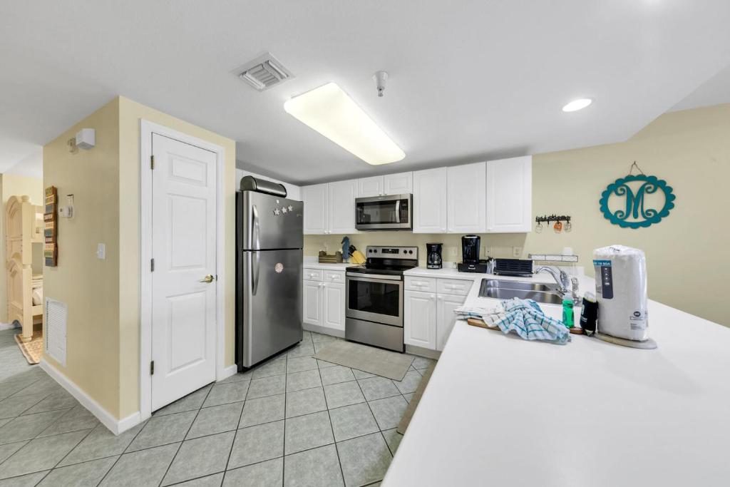 Amalfi Coast 113B - Steps from the Beach 2BD 2BA的厨房或小厨房