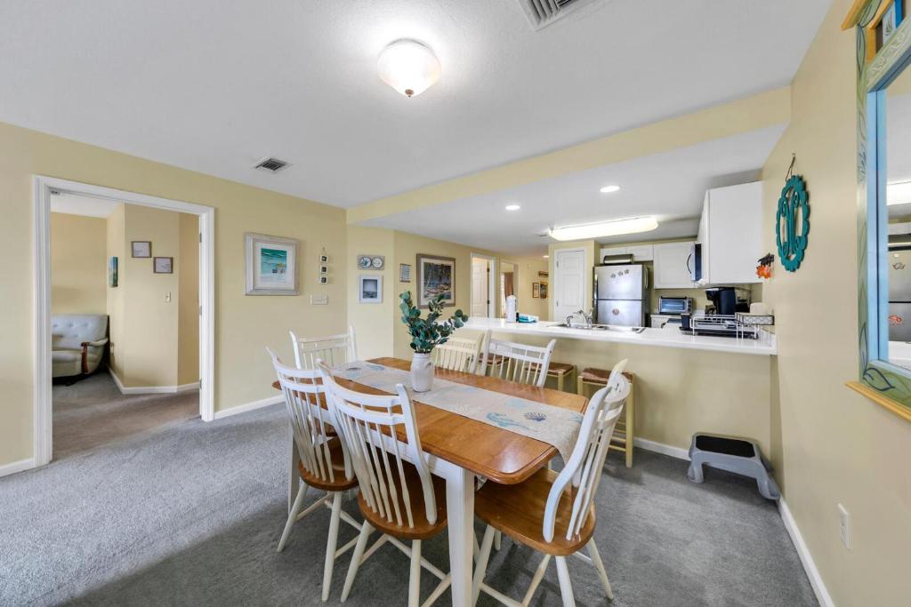 Amalfi Coast 113B - Steps from the Beach 2BD 2BA的厨房或小厨房