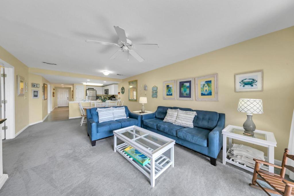 Amalfi Coast 113B - Steps from the Beach 2BD 2BA的休息区