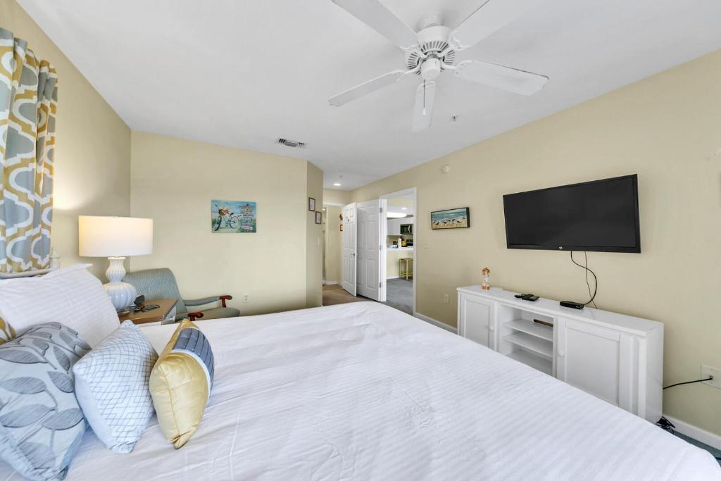 Amalfi Coast 113B - Steps from the Beach 2BD 2BA客房内的一张或多张床位
