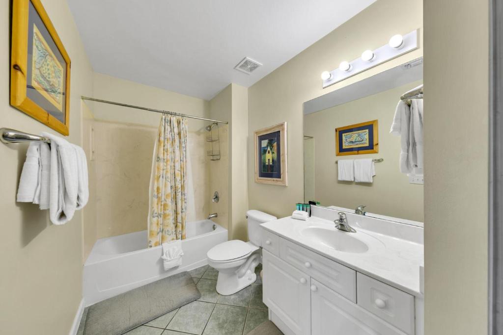 Amalfi Coast 113B - Steps from the Beach 2BD 2BA的一间浴室
