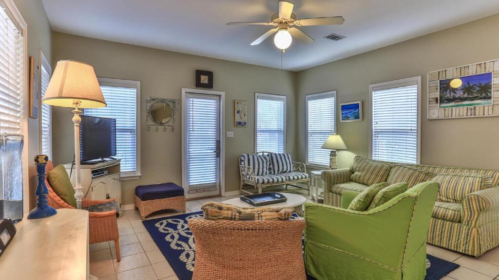 Biglows Bungalow - About a quarter mile to PRIVATE Neighborhood Beach Access, Pet Friendly, Community Pool的电视和&#47;或娱乐中心