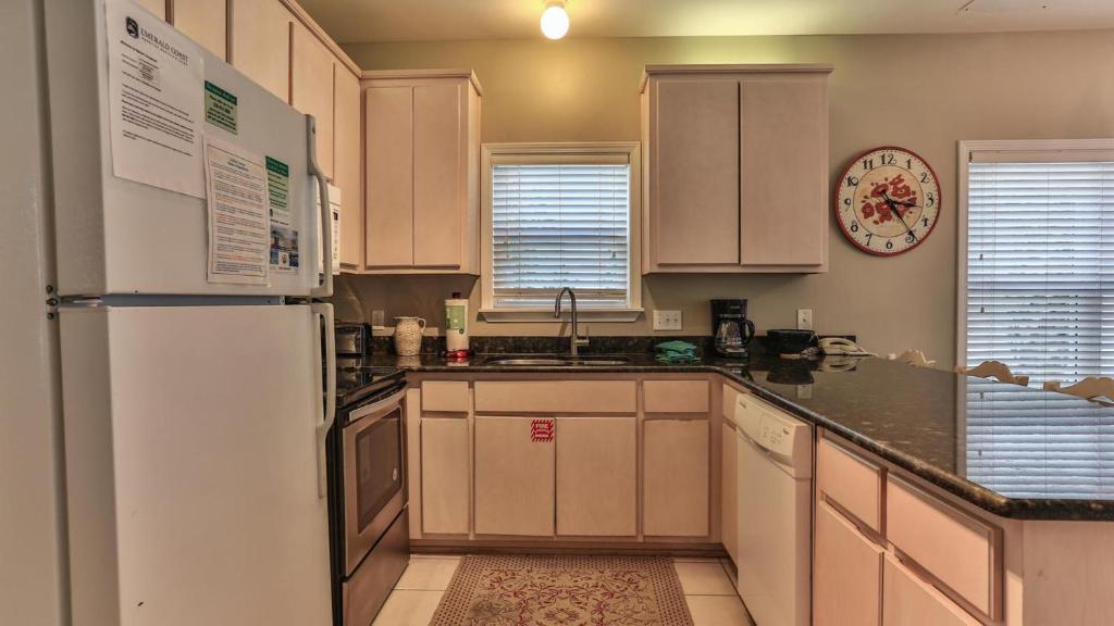 Biglows Bungalow - About a quarter mile to PRIVATE Neighborhood Beach Access, Pet Friendly, Community Pool的厨房或小厨房