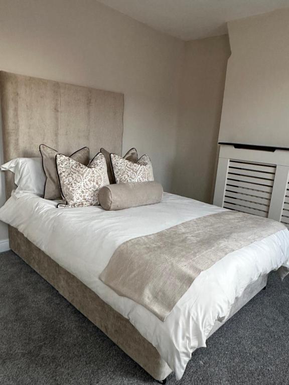 利物浦3 Bedroom House on Beatles Famous Road的卧室内的一张带枕头的大型白色床