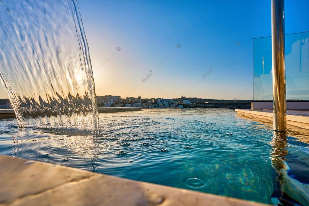 圣保罗湾城Lux Villa with Pool-Hosted by Sweetstay的水池顶上的喷泉