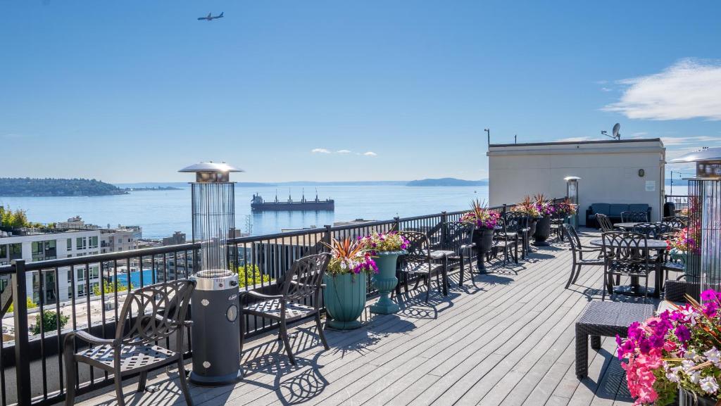 西雅图地中海旅馆的阳台配有桌椅,享有水景。