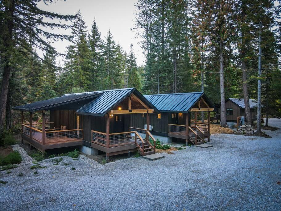 莱文沃思Wilderness Lodge 1 bedroom cabin in the woods at Lake Wenatchee的木头上设有黑色屋顶的小木屋