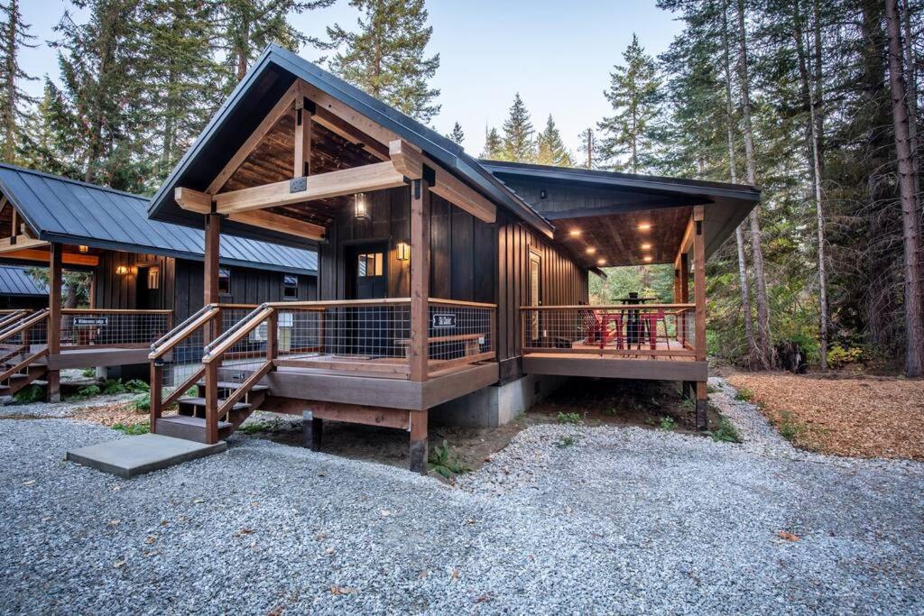 莱文沃思Ski Chalet A cozy little cabin in the woods near Lake Wenatchee的小木屋,在树林里设有大甲板