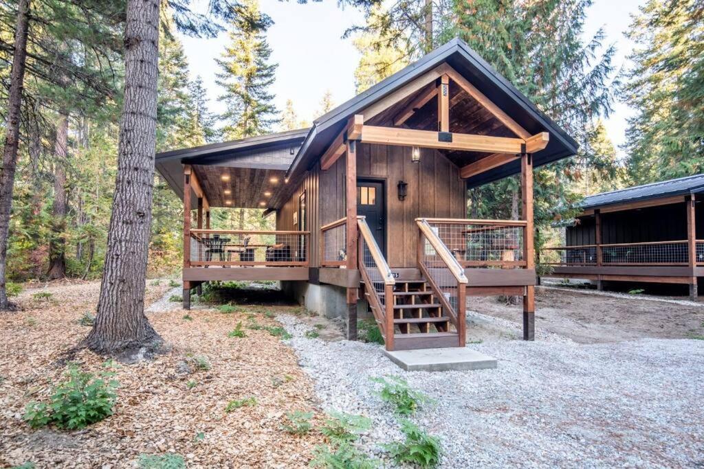 莱文沃思Bear Den a Cozy 1 Bedroom tiny Cabin near Lake Wenatchee的树林里的一个大型木屋,有楼梯