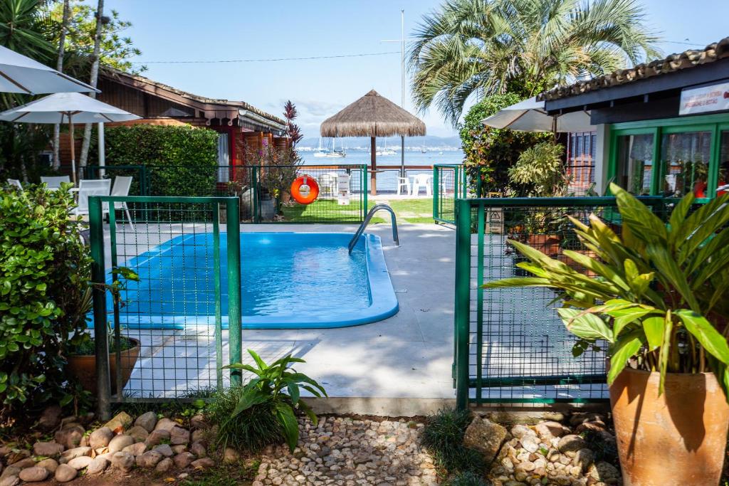 弗洛里亚诺波利斯Pousada Mar de Dentro的一个带开放式门的庭院内的游泳池