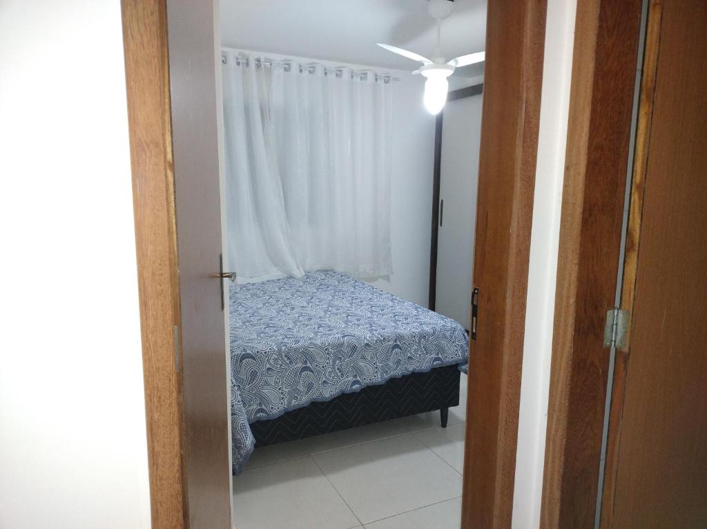 维拉维尔哈Casa da Bia apto 01 - apto inteiro的一间小卧室,配有一张带窗帘的床