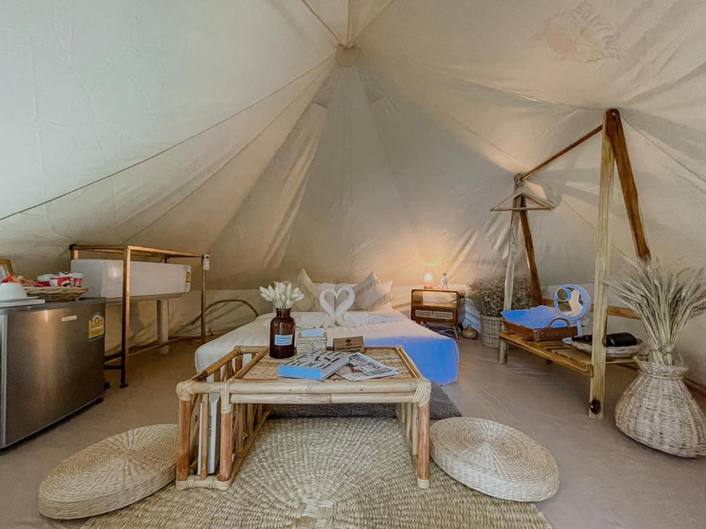卡塔海滩Greenheart garden View Camp phuket的帐篷内带一张床和一张桌子的房间