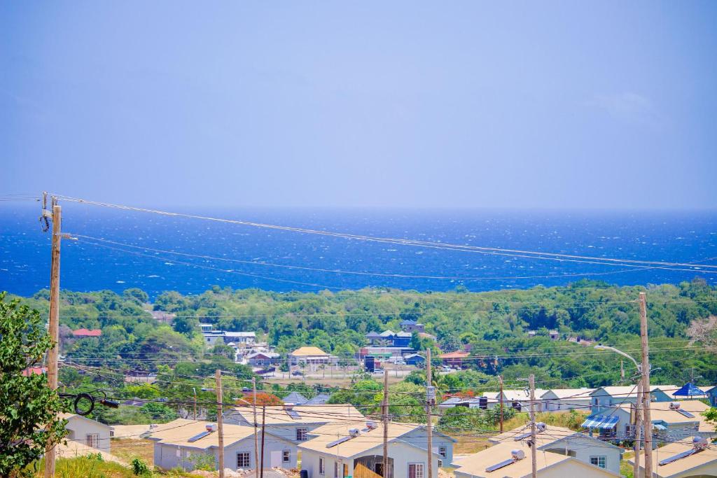 迪斯卡弗里贝home with relaxing sea view的享有小镇的空中景致,设有房屋