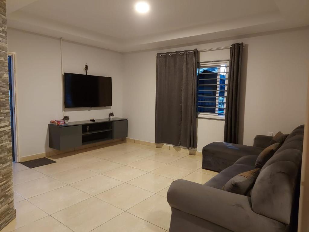 LelydorpA&N appartementen的带沙发和平面电视的客厅