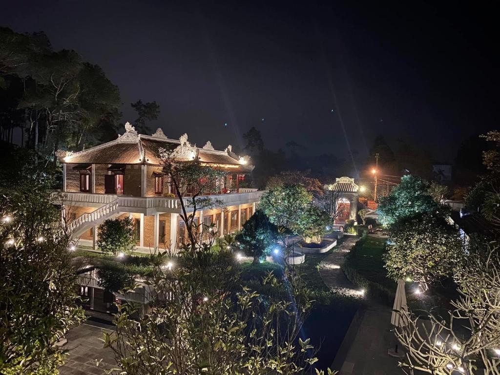 Cư ChinhAn Nam Hue Boutique的花园中灯火通明的夜间建筑