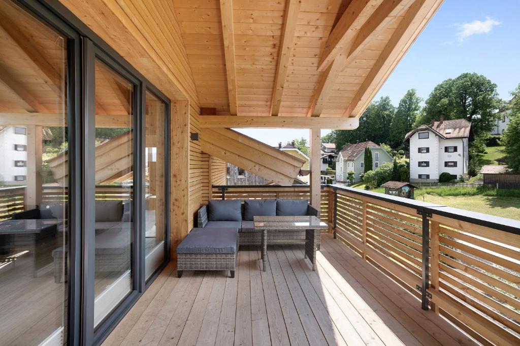 巴特特尔茨Ferienwohnung Schwaiger Almblick的木制甲板上配有沙发