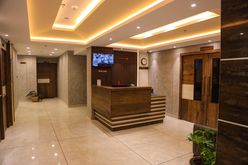 阿鲁法Mezkar Residency的酒店大堂设有前台和电视。