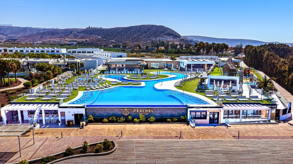 阿吉内金海滩Resort Cordial Santa Águeda & Perchel Beach Club的享有带游泳池的度假村的空中景致