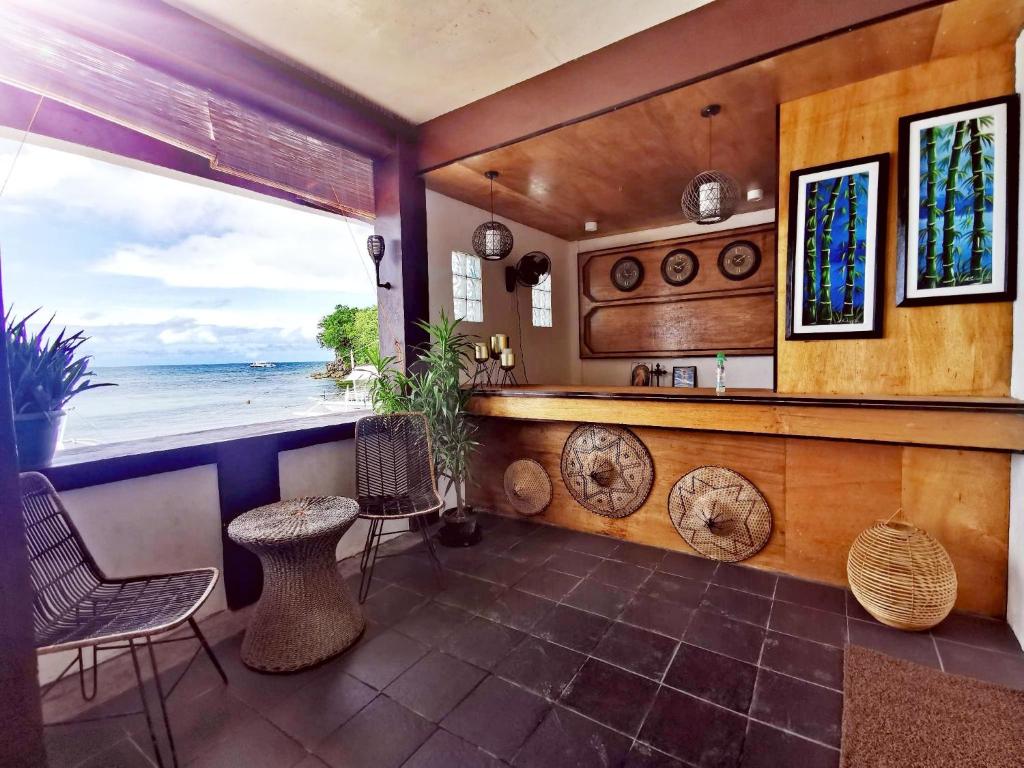 马拉帕斯加Seaside Hostel Malapascua的厨房设有海景酒吧