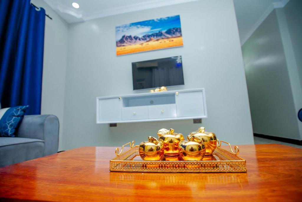 达累斯萨拉姆Niwa Apartments的一张桌子,上面放着一盘金色物品