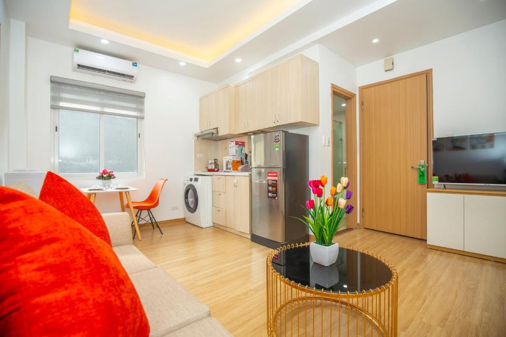 河内Sumitomo11 Apartment 5-39 Linh Lang的客厅配有沙发和鲜花桌