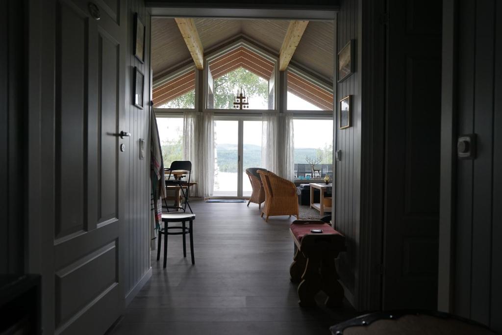 HurdalLuxury Norwegian Cottage的走廊上设有大窗户的房间