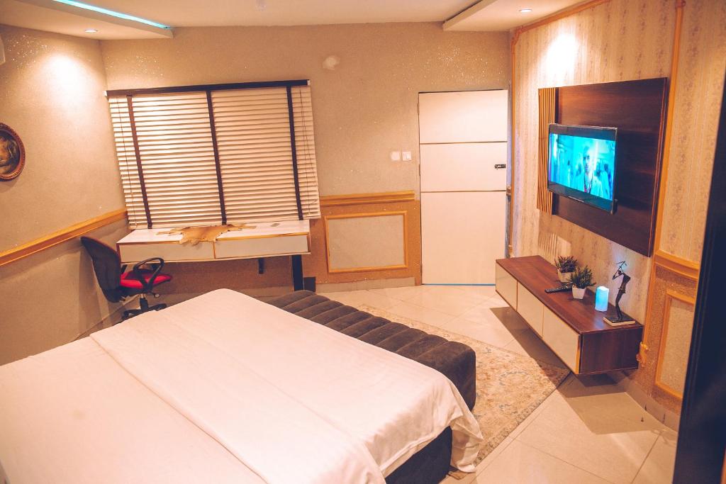 GwarinpaSomewhere Apartment的酒店客房,配有床和电视