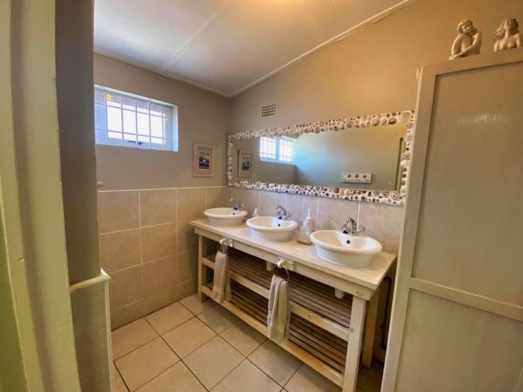兰格班Cozy Corner Backpackers的浴室设有2个水槽和镜子
