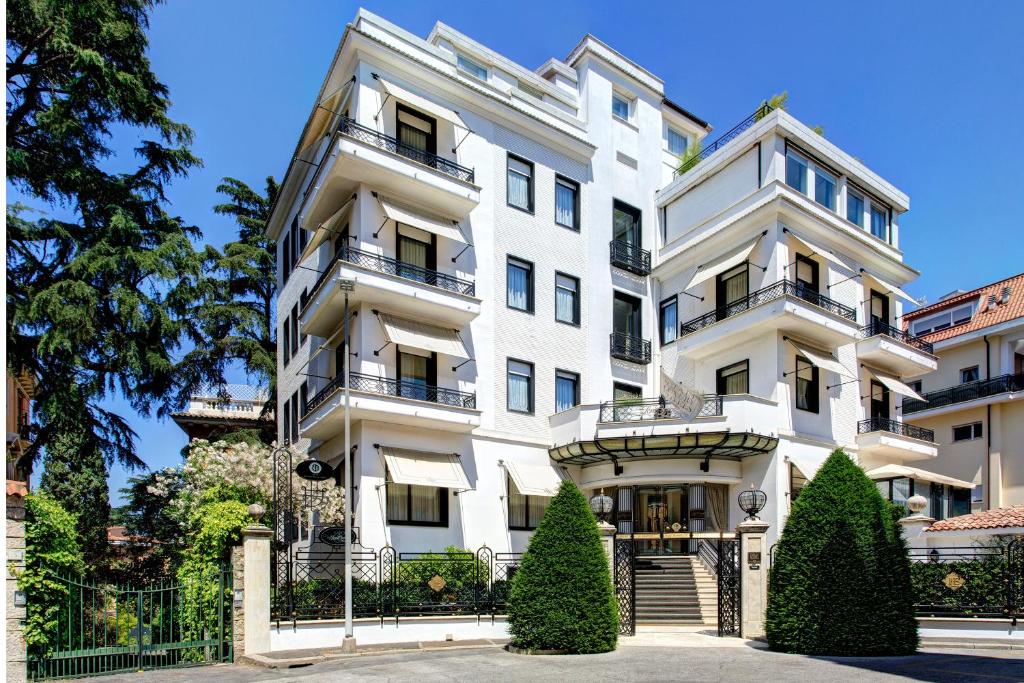 罗马拜伦勋爵酒店 - 世界小型豪华酒店集团的白色的建筑,设有两个阳台
