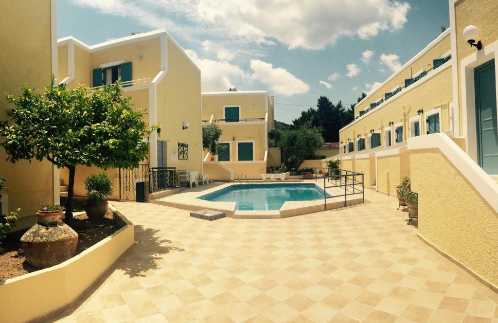 阿吉亚玛丽娜爱斯佩瑞德斯复式公寓的一个带游泳池的庭院