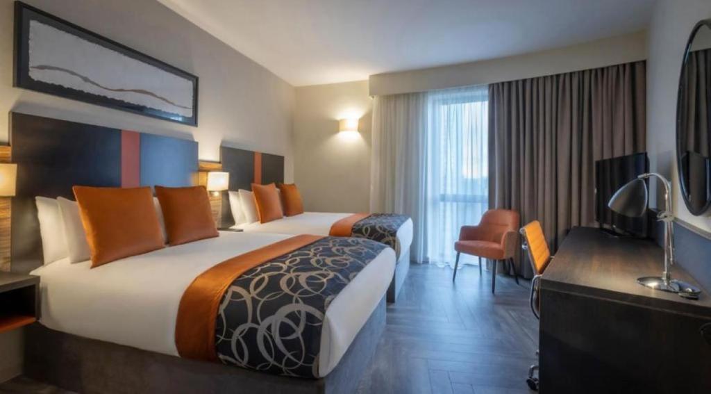 卡迪夫卡迪夫克莱顿酒店的酒店客房设有两张床和电视。