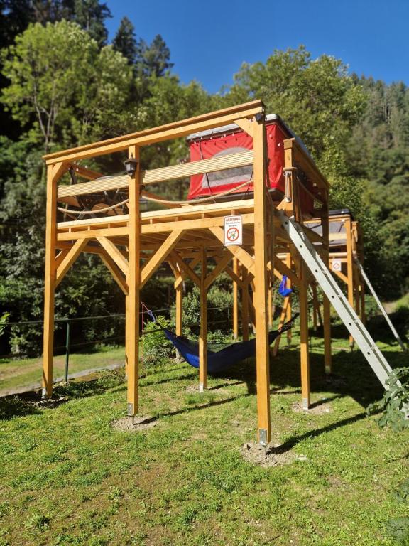 科赫姆Dachzelt Cochem的公园里木结构游戏,滑梯