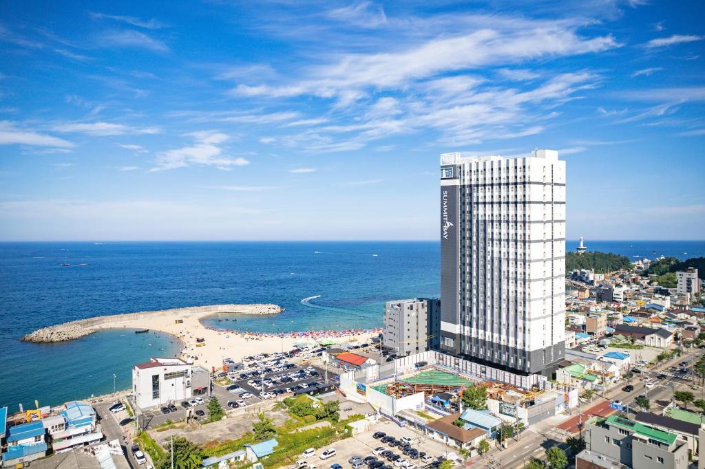 束草市Urbanstay Sokcho Deungdae Beach的海边海滩旁的高楼