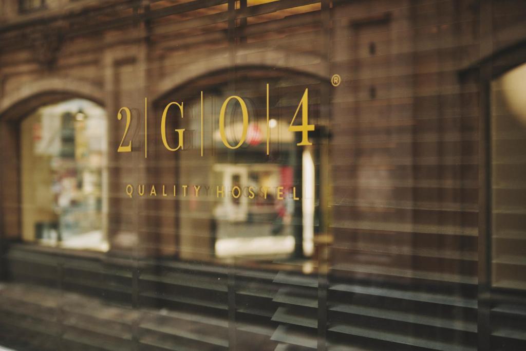 布鲁塞尔The Classic by 2GO4 Grand Place的储存窗口,上面写着zcl