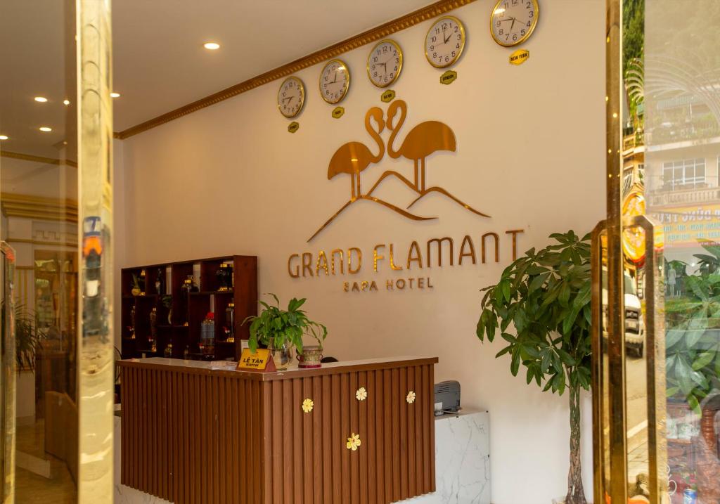 萨帕Grand Flamant Hotel Sapa的一间商店,上面有读到大岛新世界的标志