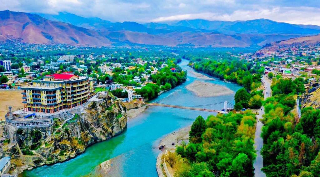Bam-e Dunya Hotel in Badakhshan的享有河流和城市的景致