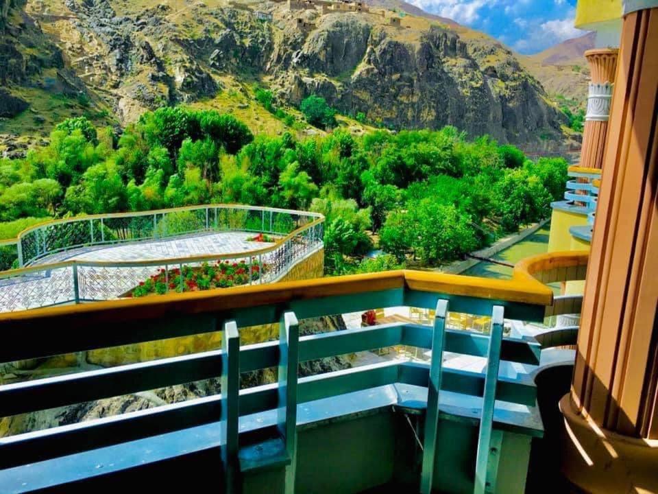 Bam-e Dunya Hotel in Badakhshan的山景阳台(带椅子)