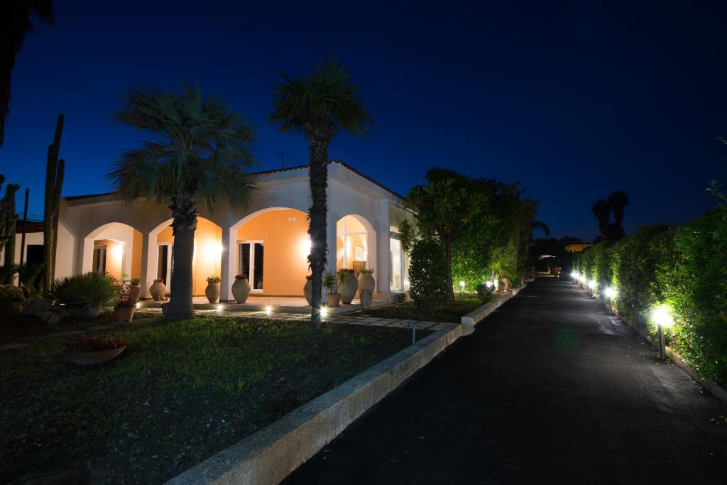 锡拉库扎Temenos Villa by Ortigiaapartments的棕榈树和灯的房屋