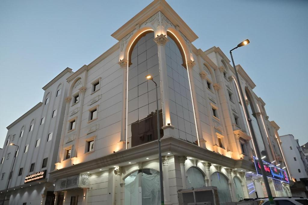 麦加ديار المشاعر للشقق المخدومة Diyar Al Mashaer For Serviced Apartments的一座大型建筑,其一侧设有拱门