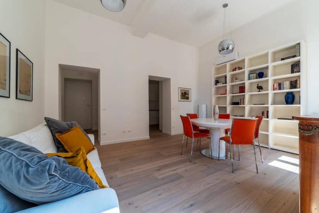 罗马Termini & Acquario Romano Bright Apartment的客厅配有沙发和桌椅