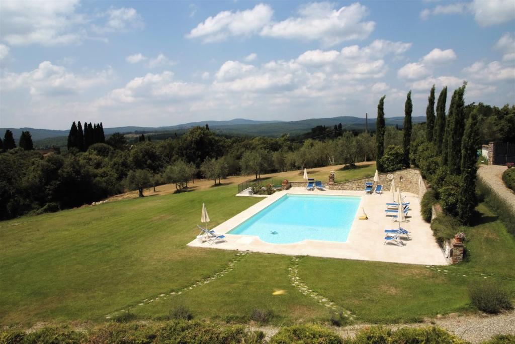 卢奇尼亚诺Residenza d'Epoca Il Cassero的享有带游泳池的大型绿地的空中景致