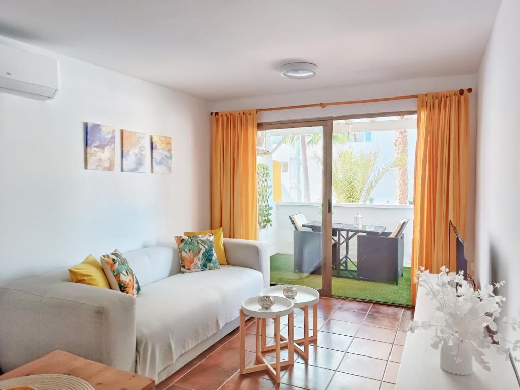 滨海罗克塔斯Apartamento Los Mangos的客厅配有沙发和桌子
