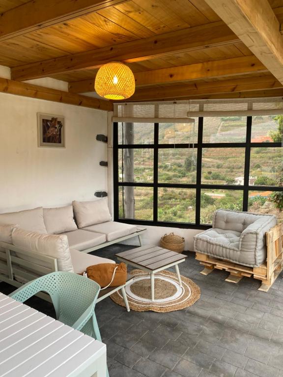 洛西洛斯Casa Tía Tomasa的客厅配有沙发和桌子