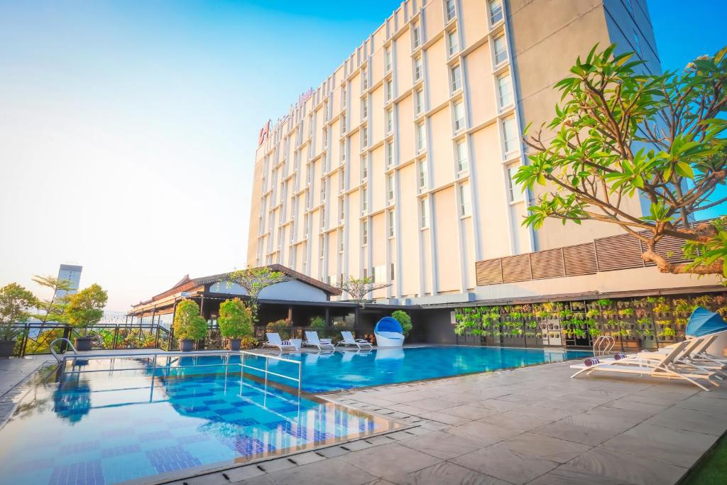 梭罗梭罗萨里佩托赫瑞士贝尔酒店的大楼前设有游泳池的酒店